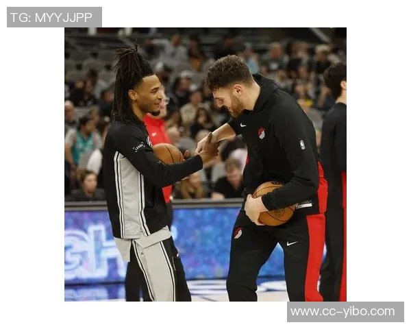 康大冠军队友重聚场边卡斯尔与克林根欢快嬉戏共度美好时光